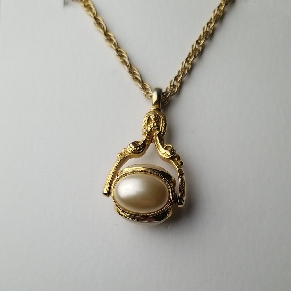 1928 Faux Pearlescent Spinning Pendant